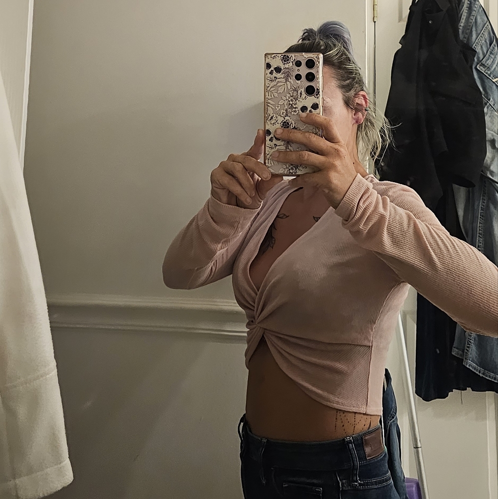 Rose Slinky Twist Front Long Sleeve Crop Top - Picture 5 of 9
